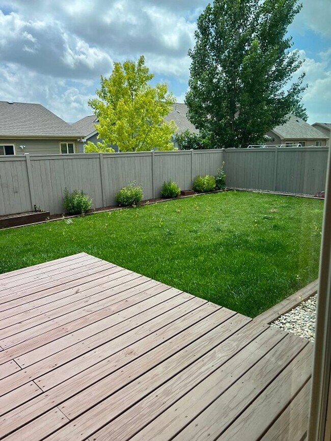 Foto del edificio - Spacious 5-Bedroom Home with Finished Basement and 3-Car Garage in Wellington