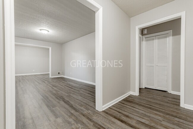Building Photo - Charming 4 Bedroom in Columbia!