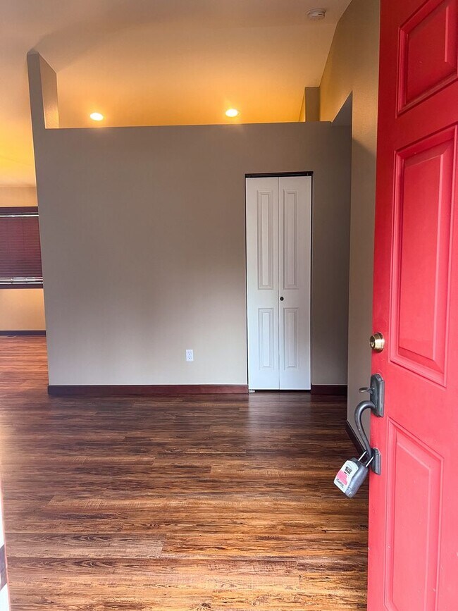 Foto del edificio - 3 Bed 2 Bath Rambler Gold Bar