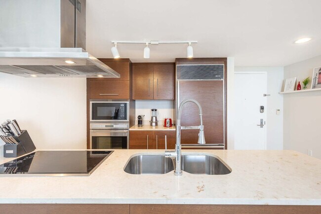 Building Photo - 485 Brickell Ave