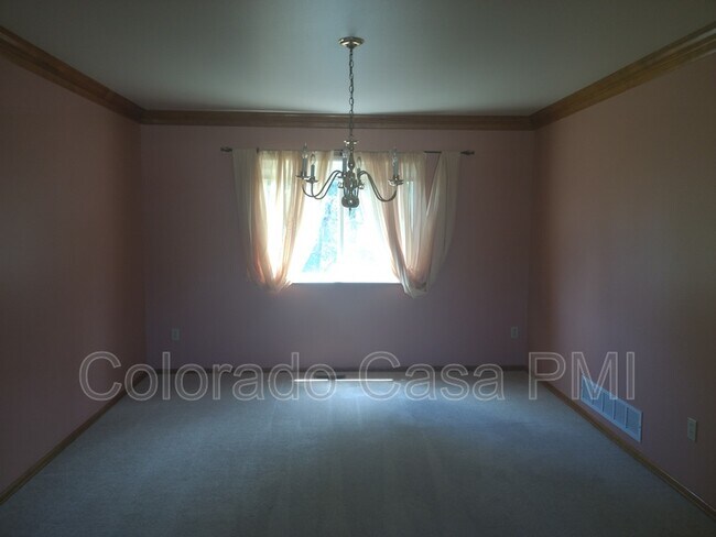 Foto del edificio - 8143 Table Mesa Way
