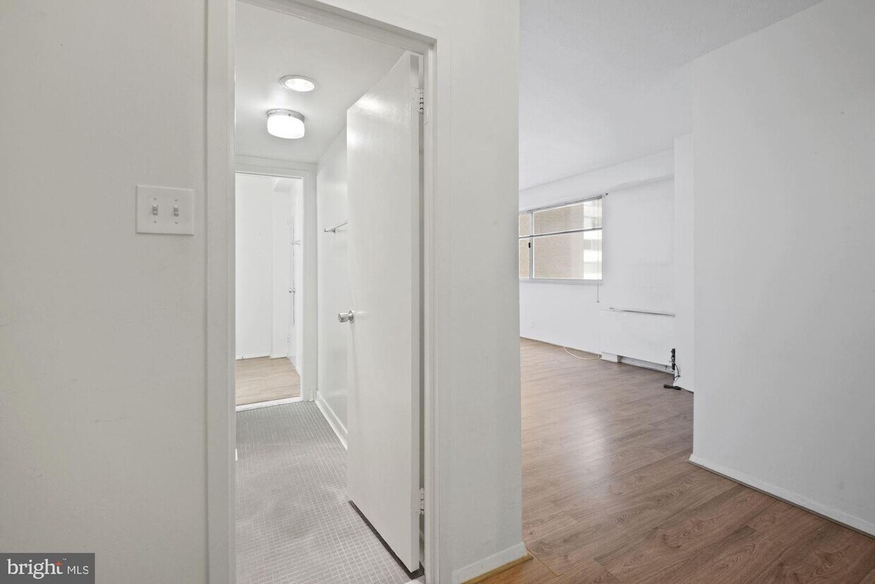 4515 Willard Ave Unit 1020S, Chevy Chase, MD 20815 Room for Rent in