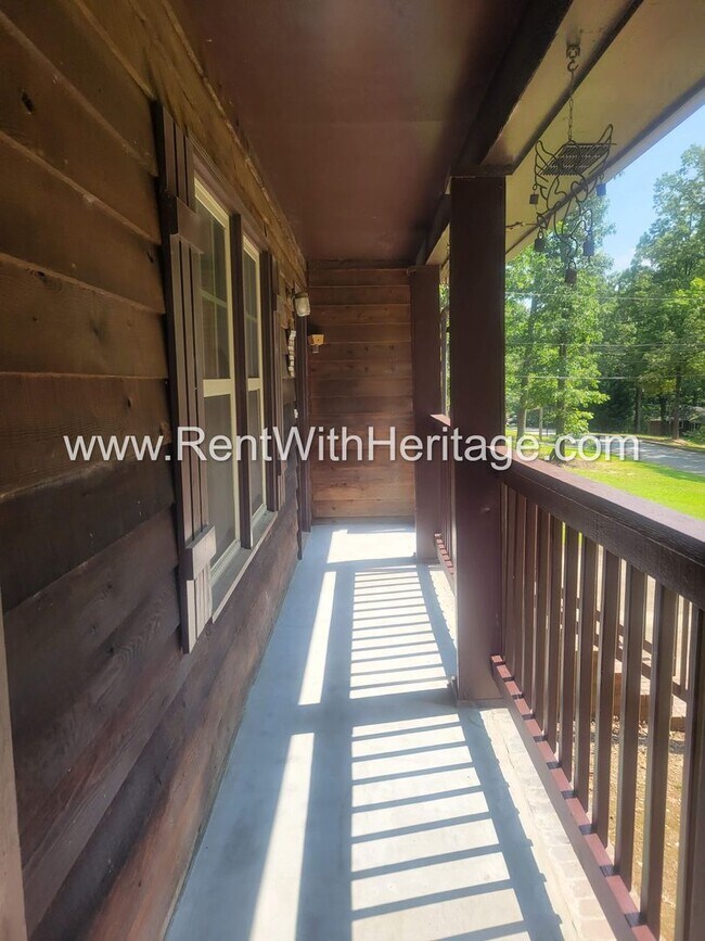 Foto del edificio - Gorgeous 3bd/2bath Brick Home/ Attention To Detail/ Upgrades Galore/ Great Location