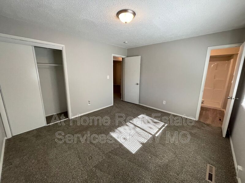 Building Photo - 1228 W Winkler St