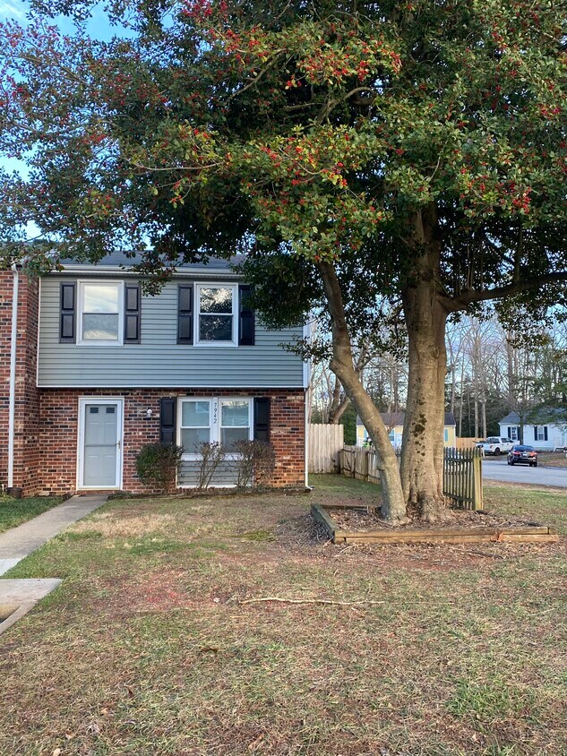 Primary Photo - 7942 Clovertree Ct