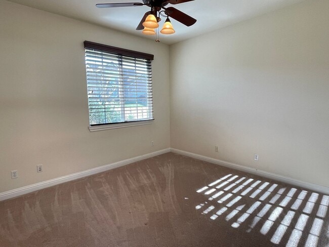 Foto del edificio - Single Story Large Four Bedroom Home in the Bluffs