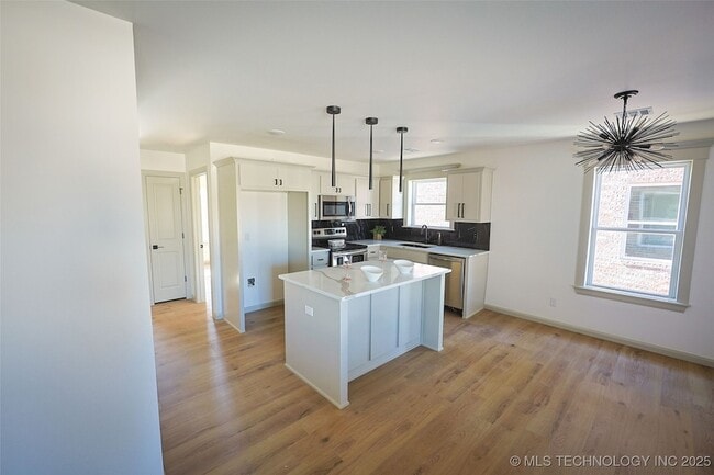 Foto del edificio - 108 W 2nd St