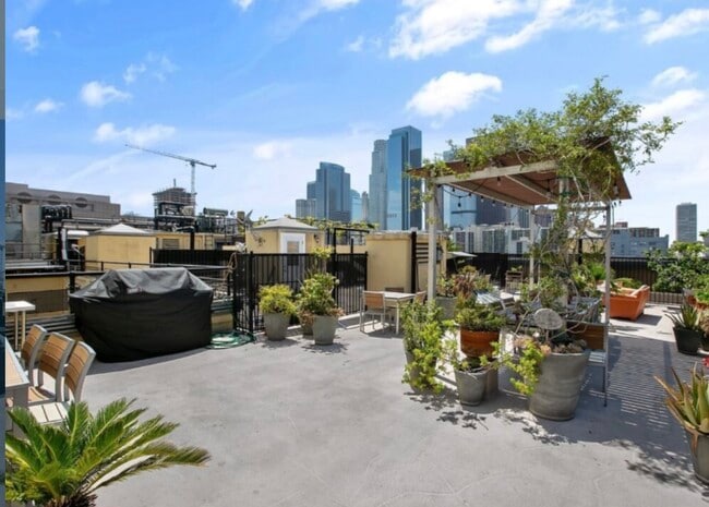 Foto del edificio - 108 W 2nd St