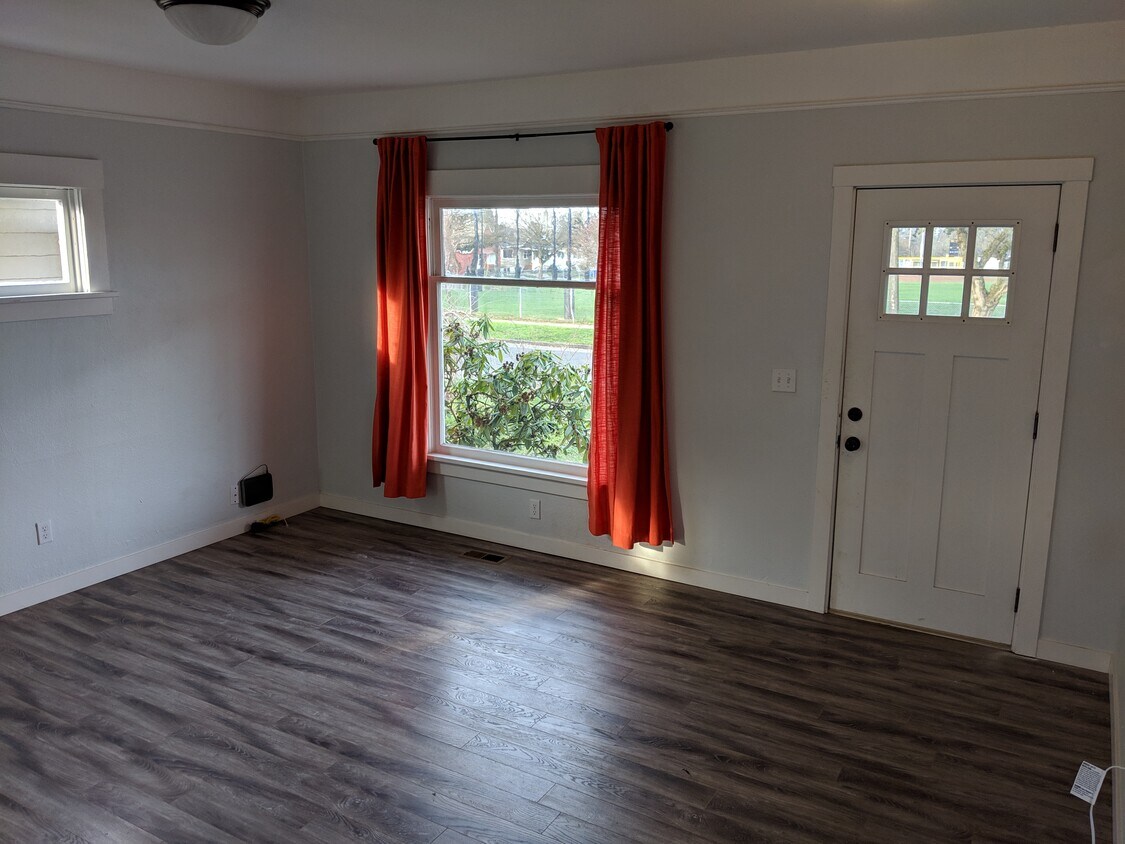 Livingroom - 7138 N Central St
