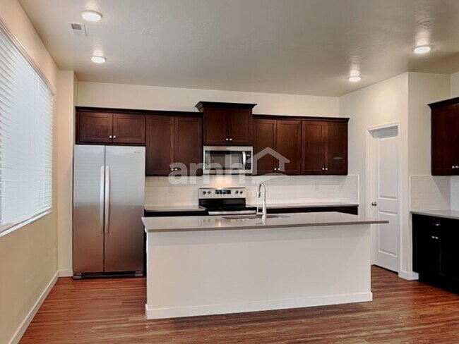 Building Photo - 898 N Garnet Creek Ave