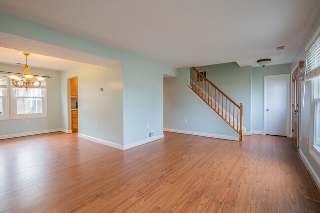 Building Photo - Amazing 5 BR/3 BA Single-Family Home in Se...