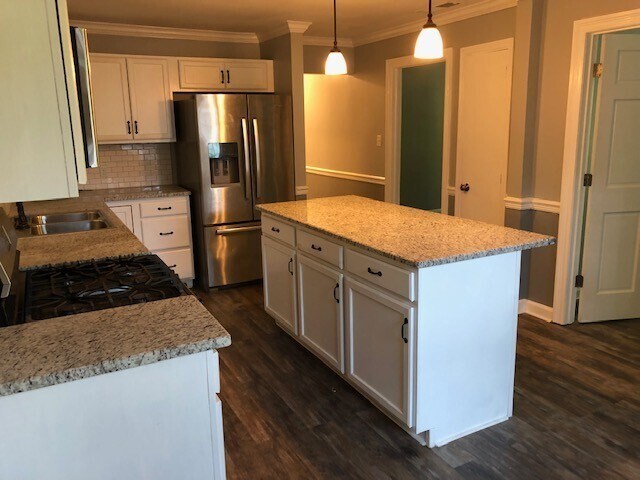 Building Photo - UPDATED HOME!