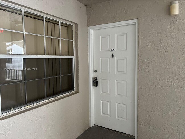 Foto del edificio - 2811 N Oakland Forest Dr