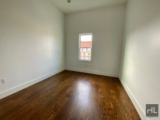 Building Photo - 4 Bed 2 Bath Washer Dryer In Unit!!