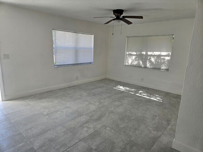 Foto del edificio - 1545 NW 8th Ave