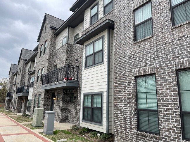 Building Photo - Northgate Area - 4 bedroom / 3 bath / 3 st...