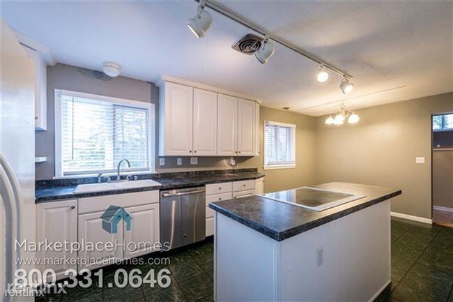 Building Photo - 902 Robin Hill Dr