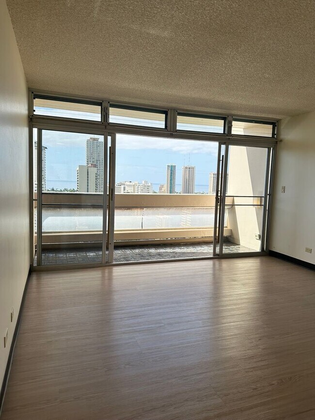 Building Photo - Well-Maintained 1BR/1BA w/1 Parking – Ala Wai Plaza, Near UH & Waikiki