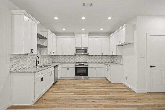 Foto del edificio - 6206 Lyndhurst Dr