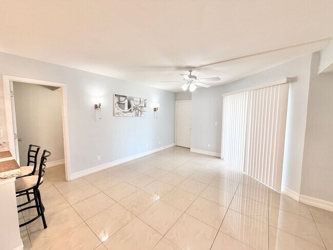 Foto del edificio - ** GRANADA LAKES ** 1 BED / 1 BATH CONDO - GREAT LOCATION - SMALL PET OK! - ANNUAL RENTAL