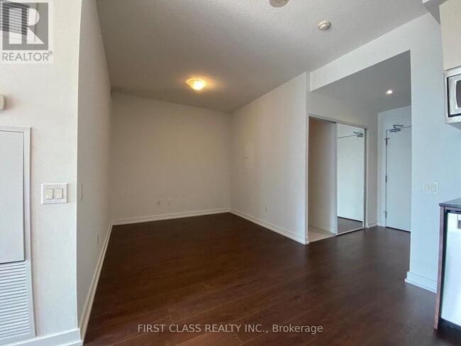 Building Photo - 121-2121 McMahon Dr