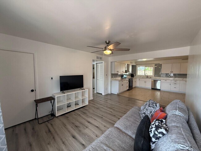 Building Photo - 2714 W Ellis Dr