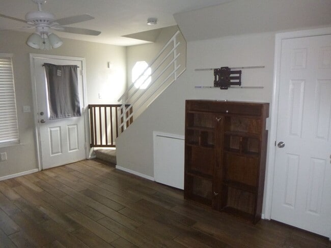 Building Photo - Quaint 2 bedroom townhouse