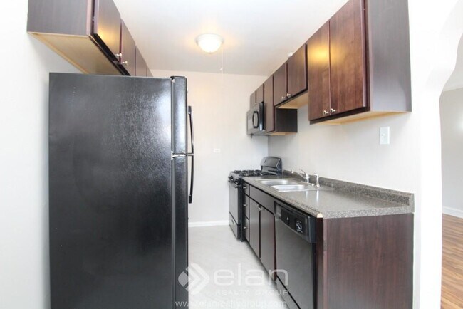 Building Photo - 3943 W Diversey Ave