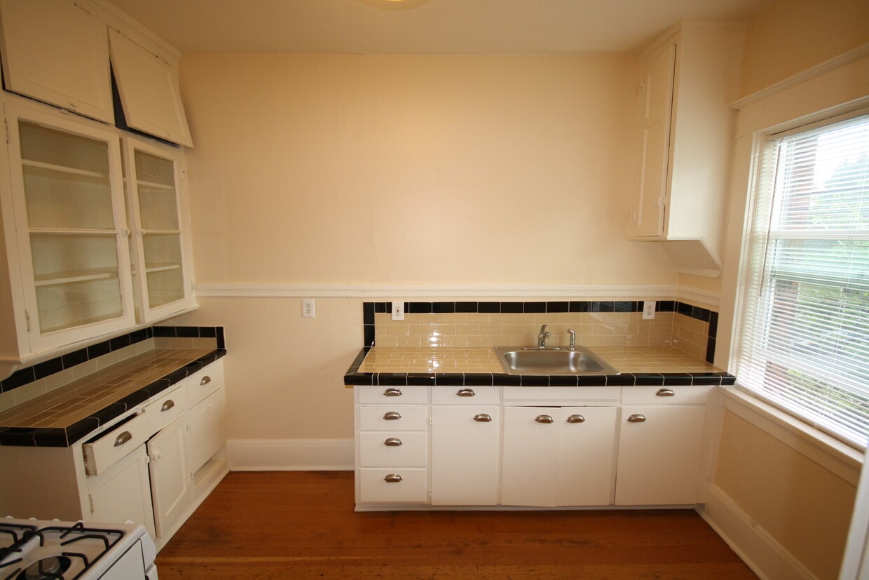 Photo - 910 Southeast 37th Avenue (Portland, OR)