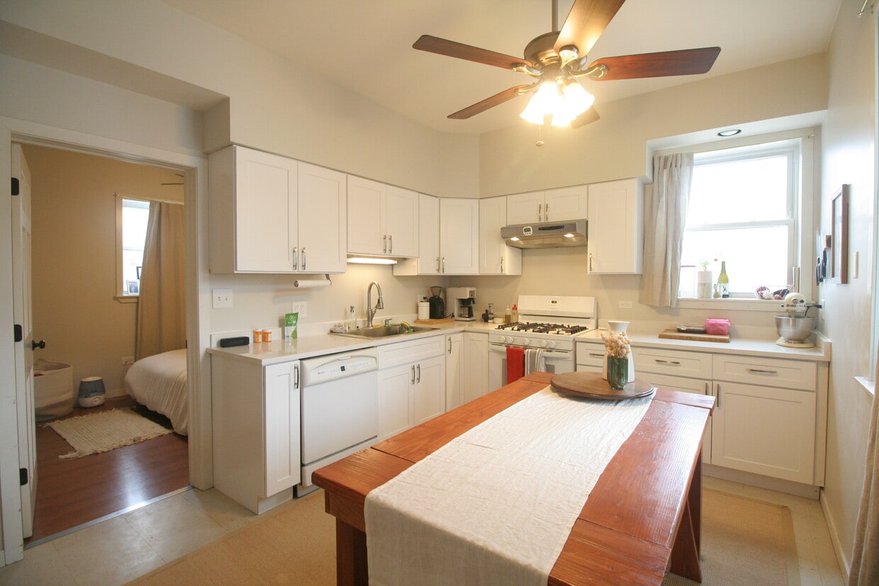 Kitchen - 4041 N Monticello Ave
