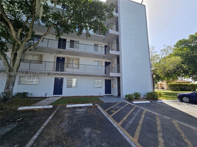 Foto del edificio - 8700 N Sherman Cir
