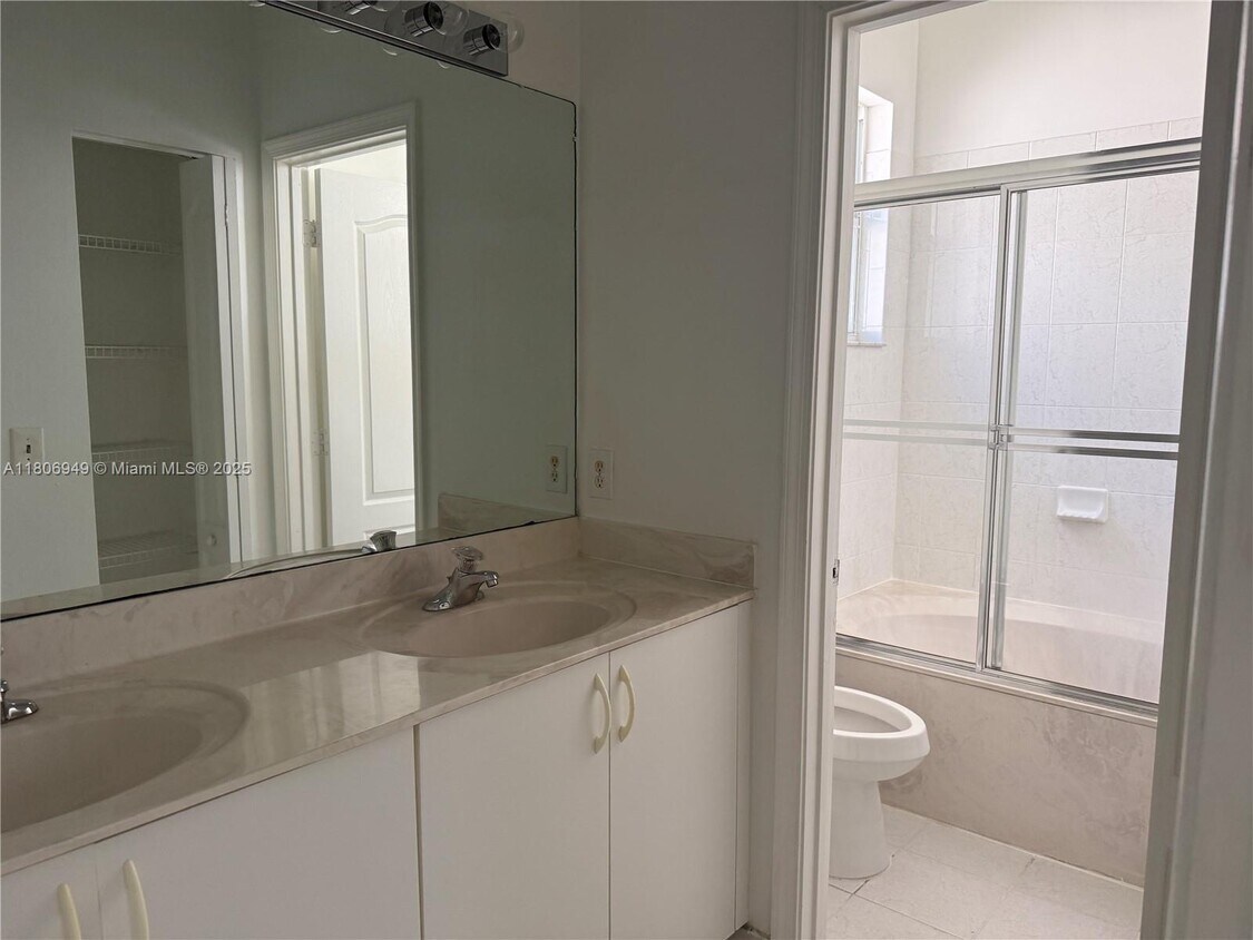 Foto del edificio - 2310 NE 37th Terrace