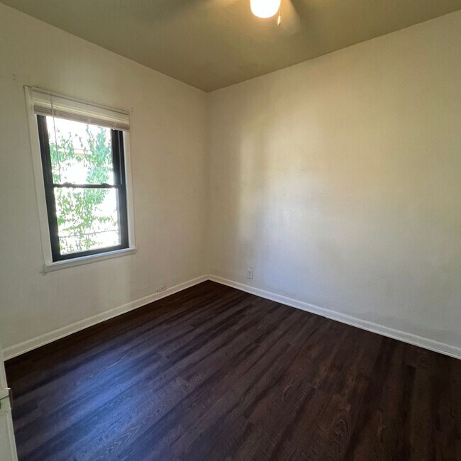 Building Photo - Move In Ready