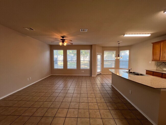 Foto del edificio - Beautiful corner lot w/lg trees, privacy f...