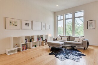 Building Photo - 5429C Hidalgo St