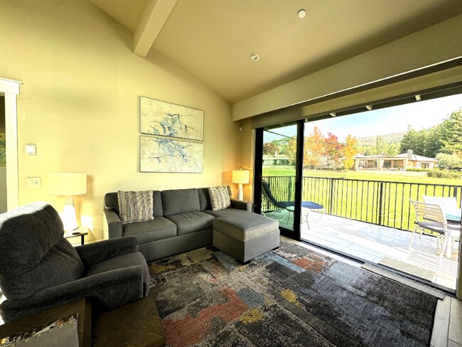 Building Photo - 875 Oak Leaf Way