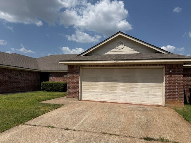 Foto del edificio - 10209 Lilac Ln