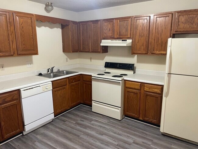 Building Photo - Nice 2 bedroom 1.5 bath townhome in Sherwood