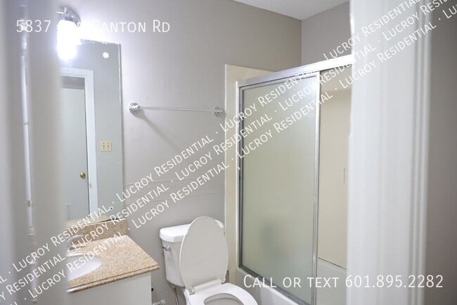 Building Photo - Charming 2 Bed, 2 Bath Duplex in Prime Jac...