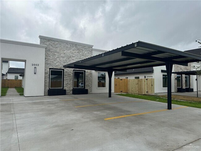 Foto del edificio - 2002 E 1st St