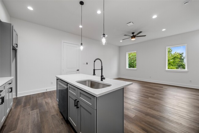 Foto del edificio - 6528 Tuskegee St