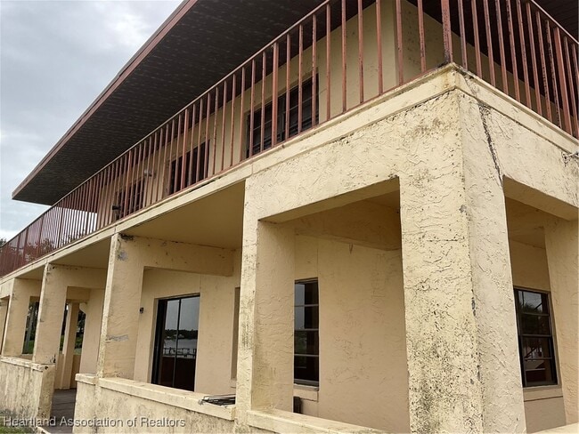 Building Photo - 1025 Lakeview Dr