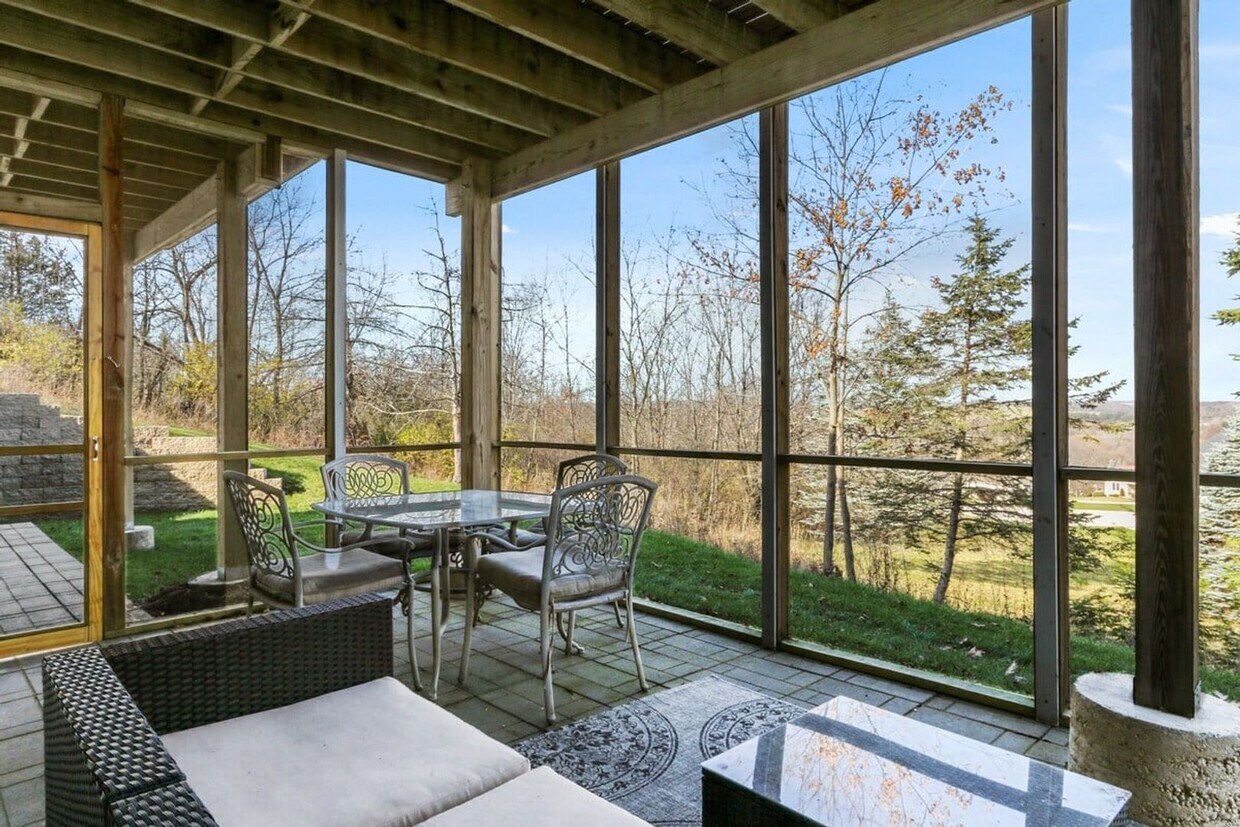 Foto del edificio - Spacious Luxury Lodge with Lake Geneva Access Available for Monthly & Mid-Term Rentals