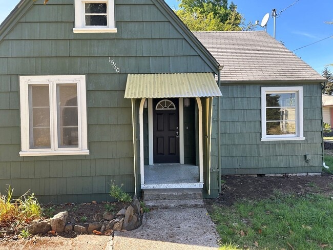 Building Photo - Updated 4 bedroom home on a huge lot!
