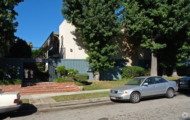 Foto del edificio - Buffalo Sherman Oaks Apartments