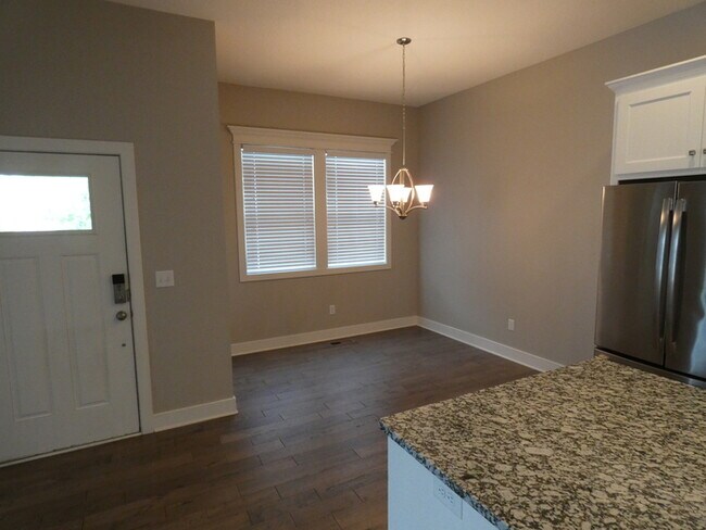 Building Photo - Luxurious Town Home