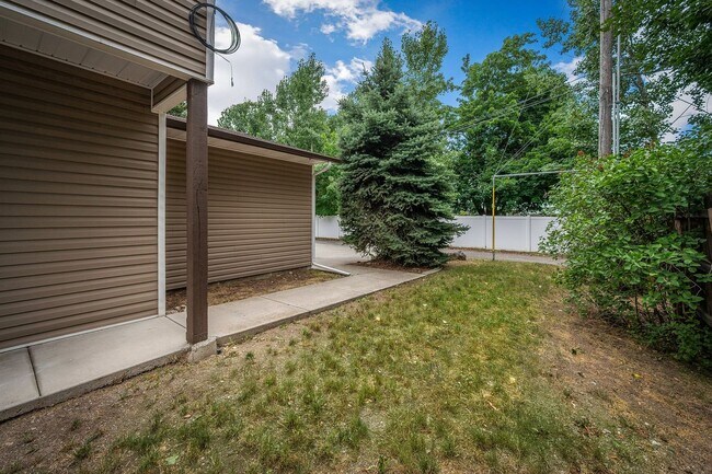 Building Photo - 3 bed 2.5 bath duplex with fenced yard