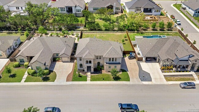 Foto del edificio - Charming Home Awaits: Spacious & in a Prime Location