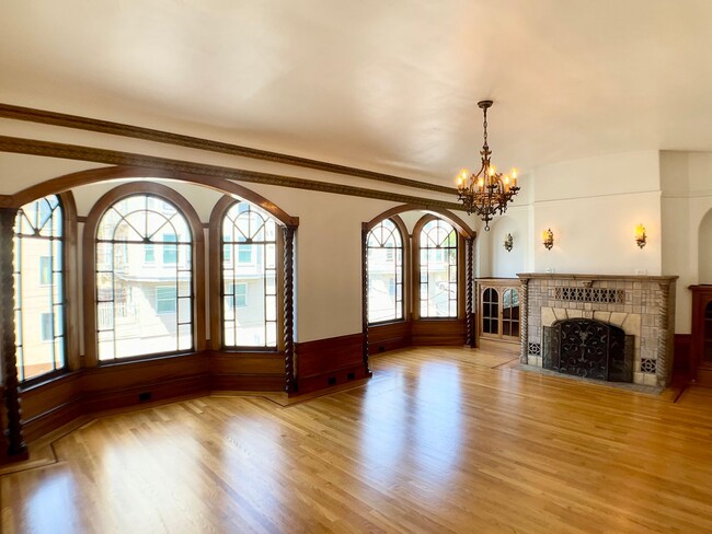 Foto del edificio - Stunning Multi-Level 4/2.5 W/ Dining Room....