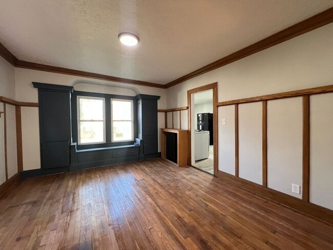 Building Photo - Rent ready!